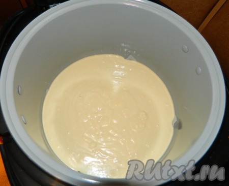 Вылить тесто в чашу мультиварки, поставить режим "Выпечка" 50 минут.
