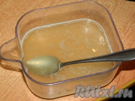 Для приготовления пропитки соединить сок лимона, сахар, воду. Нагреть и размешать получившийся сироп, чтобы сахар растворился.
