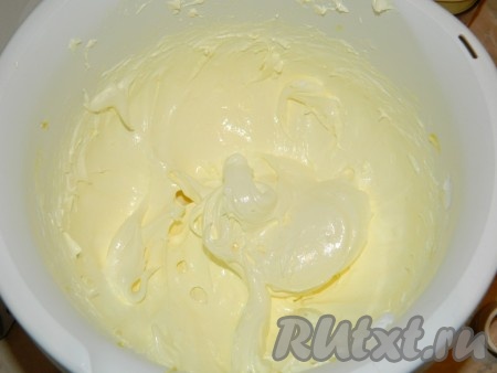 Постоянно мешая взбитые белки, влить горячий сироп. И взбивать до полного остывания крема.
