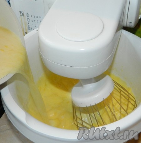 Горячую массу ввести во взбитые желтки, перемешивая.