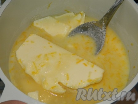 Добавить масло и сахар. Довести до кипения.