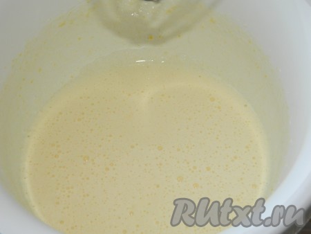 Яйца взбить с сахаром до однородности.