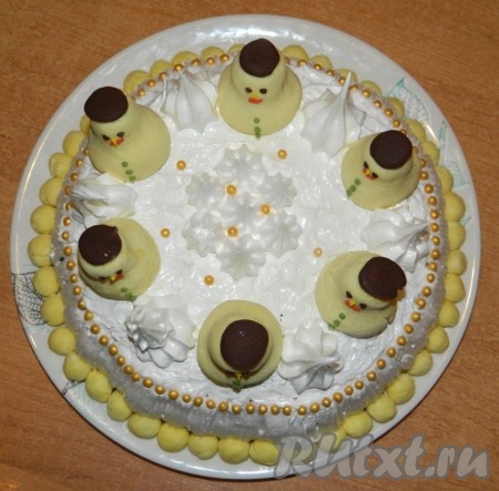 Украсить торт "Трухлявый пень" по своему вкусу. Приятного аппетита!
