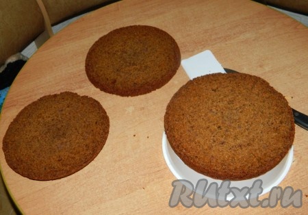 Корж разрезать на 2-3 части.
