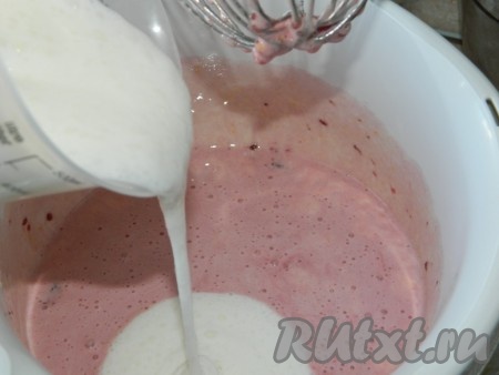 В высокой чашке соединить кефир и соду, перемешать и оставить минут на 5. За это время сода погасится в кефире и смесь сильно запенится, именно поэтому надо смешивать в высокой чашке. Смесь кефира и соды влить в смесь яиц и варенья, перемешать.