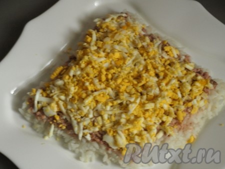 Яйца, сваренные вкрутую, натереть на крупной тёрке и выложить следующим слоем, смазать майонезом.