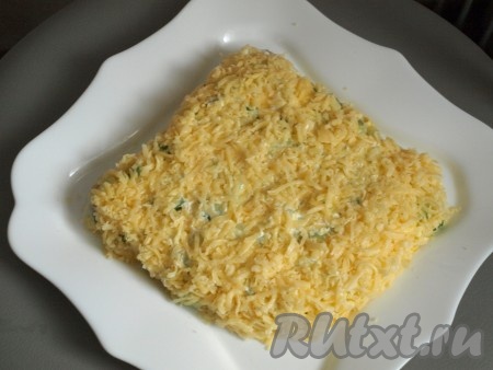 Слой огурцов посыпать сыром, натёртым на тёрке, и смазать майонезом.