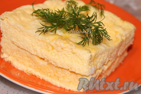 Затем вкусный, аппетитный, нежнейший омлет нарезать на порционные кусочки и подавать на стол.