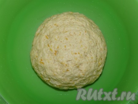 Добавлять муку и мешать, пока тесто не соберётся в комок. Выложить его на присыпанный мукой стол и помесить руками. Должно получиться очень мягкое тесто. Положить тесто в смазанную растительным маслом посуду.
