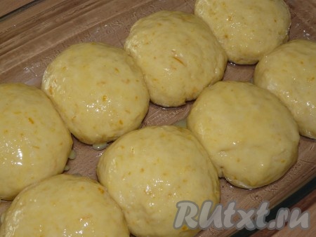 Булочки смазать взбитым желтком и поставить в заранее разогретую духовку.