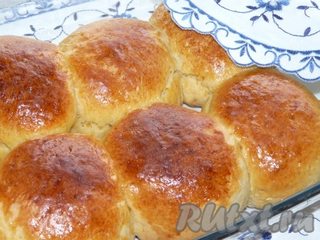 Выпекать при температуре 180 градусов до золотистого цвета. Творожные дрожжевые булочки получаются вкусными, мягкими и очень аппетитными! 
