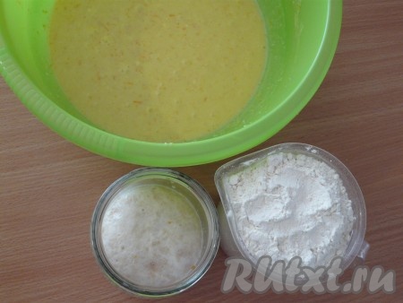 Влить опару в основную смесь и перемешать. Всыпать просеянную муку.