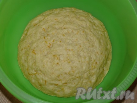 Поставить его в тёплое место примерно на 1,5 часа. Тесто увеличится в два раза.
