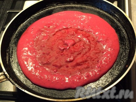 На сковороду с разогретым растительным маслом наливаем тесто и разравниваем его ложкой, чтобы блин получился аккуратным и красивым. 
