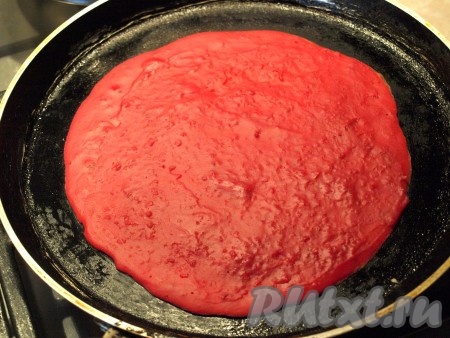 Затем переворачиваем блинчик и жарим с другой стороны. Аналогично приготовить остальные блины (у меня получилось 10 штук).
