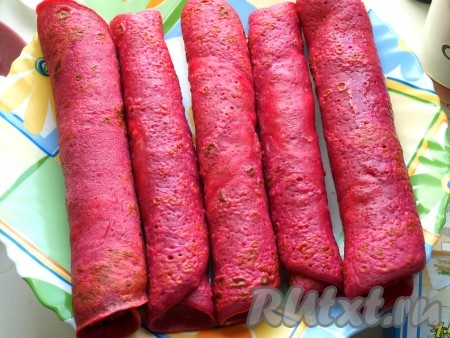 Сворачиваем свекольные блинчики и оставляем их на некоторое время, чтобы начинка "склеилась".
