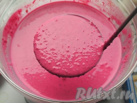 Пробиваем свёклу, сваренную до готовности, в блендере до однородной массы. К полученной массе добавляем яйцо, половину молока, ряженку, соль, сахар и ещё раз тщательно взбиваем. Постепенно вводим муку, продолжая перемешивать, а затем добавляем оставшееся молоко. Тесто для свекольных блинчиков ещё раз хорошо перемешиваем. Оно получается достаточно густым.
