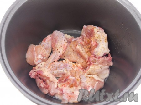 Курицу порезать и выложить в чашу мультиварки. Посолить, посыпать специями. Влить растительное масло.