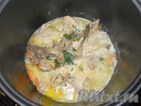 Выставить режим мультиварки "Молочная каша" на 30 минут. За 10 минут до окончания готовки добавить измельченный укроп. На этом режиме курочка отлично пропитывается сметанным соусом и получается томленая в нем и очень-очень нежная!
