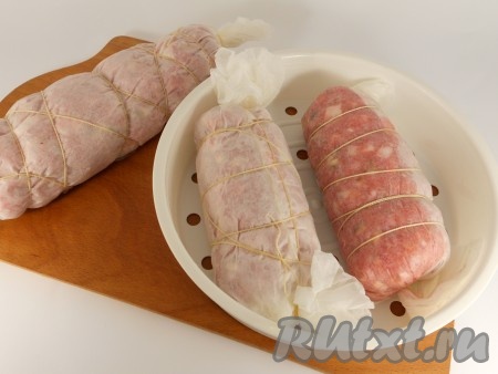 Свернуть плотно и закрутить концы пергамента. Перевязать колбасу толстой, крепкой нитью или шпагатом.