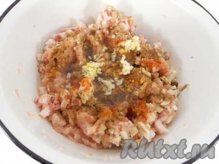 Перемешать хорошо руками, всыпать соль, смесь перцев, кориандр, мускатный орех, красный молотый перец. Также добавить белки и пропущенный через пресс чеснок.