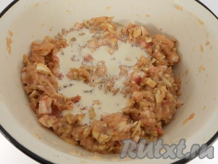 Теперь очень тщательно фарш вымешать. Влить сливки.