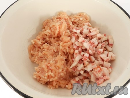 Куриное филе вымыть, обсушить и перекрутить на мясорубке через мелкую решетку. Сало порезать небольшими кубиками и добавить к филе.