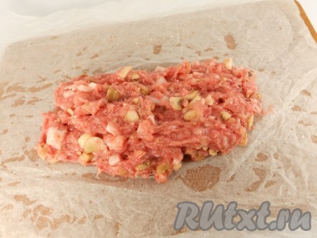 Еще раз хорошенько перемешать фарш. Я добавила свекольный сок для цвета, но честно скажу - после варки цвет исчез. Поэтому его можно и не добавлять. Далее выкладывать подготовленный фарш на два слоя пергамента, который следует намочить водой и разровнять.