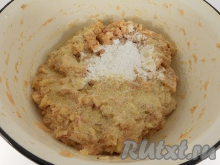 Снова хорошо вымешать фарш, чтобы сливки полностью впитались. Всыпать крахмал и желатин.
