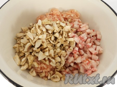 Шампиньоны порезать мелко и также добавить к филе и салу.