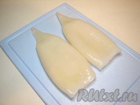 Сначала сварим тушки кальмаров. Варить 2-3 минуты в подсоленной воде (как варить кальмаров).