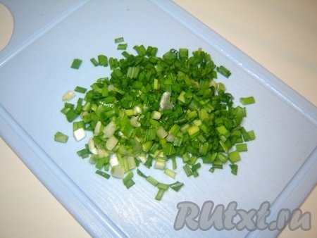 Мелко режем зеленый лук для салата.