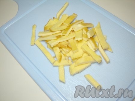 Даем ему остыть, и разрезаем крупными ломтиками (как на фото).