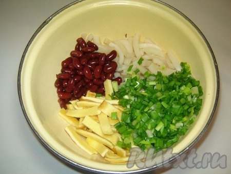 Смешиваем вместе ингредиенты (кальмар, омлет, фасоль, зеленый лук). Солим по вкусу.