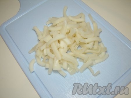 ​​​​​Тушкам даем остыть. Режем кальмаров крупными ломтиками (как на фото).