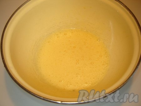 Взбиваем два яйца.