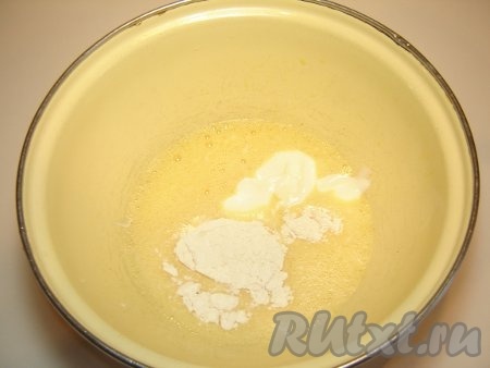 Добавляем столовую ложку майонеза и столовую ложку муки (без верха).