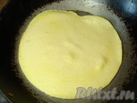 Жарим омлет на среднем огне, накрыв сковороду крышкой.