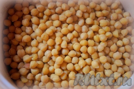 Нут хорошо промыть, замочить в холодной воде (желательно на ночь, так удобнее). Утром промыть, налить воду, чтобы она покрывала нут на 3 см, поставить на огонь. Как закипит, огонь уменьшить и готовить нут на среднем огне в течение 40-60 минут.
