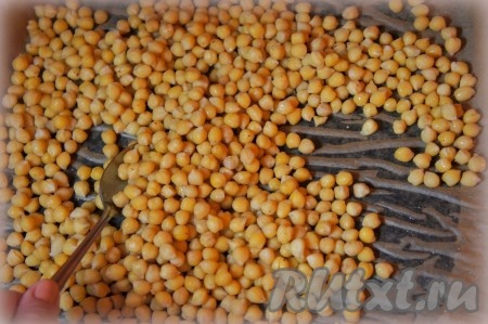 Добавить масло, перемешать. Добавить соль, специи, снова перемешать.