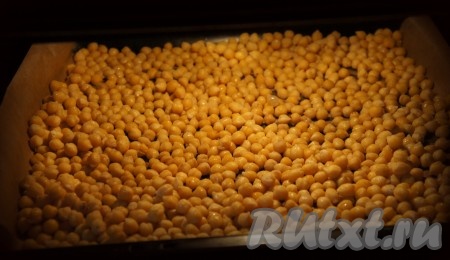 Отправить нут сушиться в духовку на 40-60 минут. В процессе сушки не забывайте перемешивать нут.