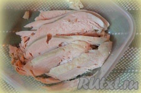 Отварную куриную грудку нарезать вдоль тонкими слайсами. 