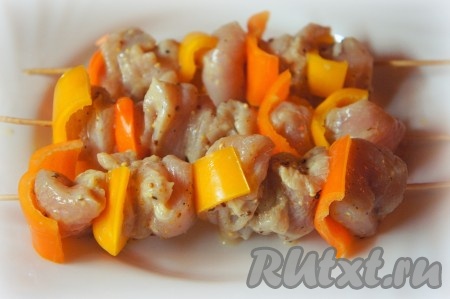 Нанизать кусочки мяса плотно на шпажки, чередуя с кусочками болгарского перца. Из данного количества ингредиентов у меня получилось 3 мини шашлычка. Лук в процессе жарки использовать не будем.