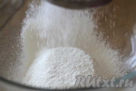 Добавляем соду, погашенную уксусом, взбиваем. Просеиваем муку и постепенно добавляем в яично-кефирную смесь.