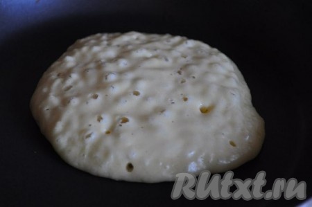 Далее разогреваем сковороду и с помощью столовой ложки наливаем тесто.