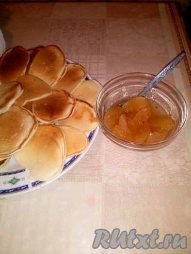 Немного уменьшаем огонь. Когда одна сторона станет золотистой, переворачиваем с помощью деревянной лопатки. Приготовленные низкокалорийные панкейки выкладываем на тарелку и подаем к столу.