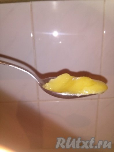 Далее вливаем кефир и мёд (для сладкоежек меда можно добавить больше). Сладость также зависит и от сорта яблок.