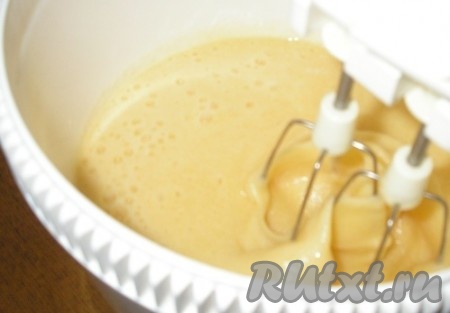 Сначала берём яйца и взбиваем с солью.