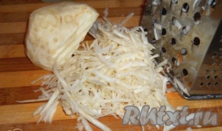 Теперь на крупной терке натираем яблоки, добавляем в тесто и перемешиваем.