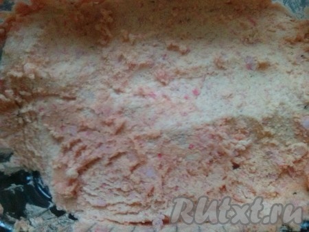 Получившуюся смесь из горбуши и крабовых палочек выложить к смеси масла и сливок, добавить по вкусу соль, взбить на маленькой скорости миксера, затем получившуюся пасту переложить в ёмкость, закрыть крышкой и отправить на 2-3 часа в холодильник. Закусочная паста получается бледно-розового цвета с приятным привкусом рыбы и крабовых палочек.